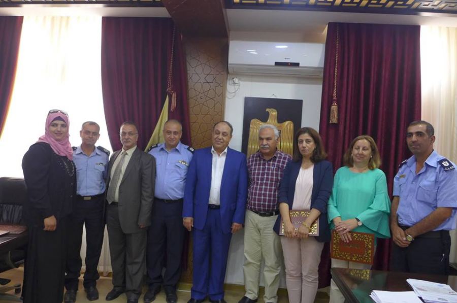  محافظ جنين يكرم شبكة حماية الأسرة تقديرا لجهودها في التعامل مع القضايا الاجتماعية