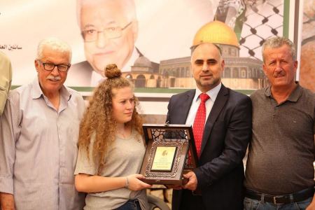 وزارة الإعلام تُكرّم المُحررة عهد التميمي ووالدتها