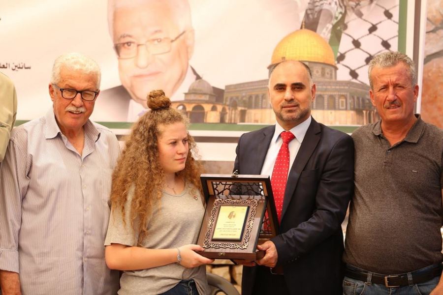 وزارة الإعلام تُكرّم المُحررة عهد التميمي ووالدتها