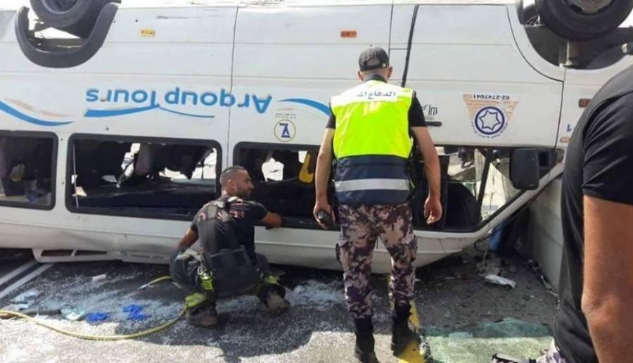 مصرع مواطن واصابة 15 آخرين في انقلاب حافلة بواد النار