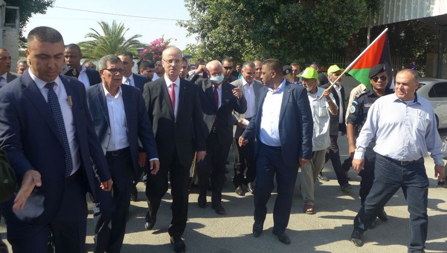 مغادرة أولى قوافل الحجاج عبر معبر الكرامة في أريحا