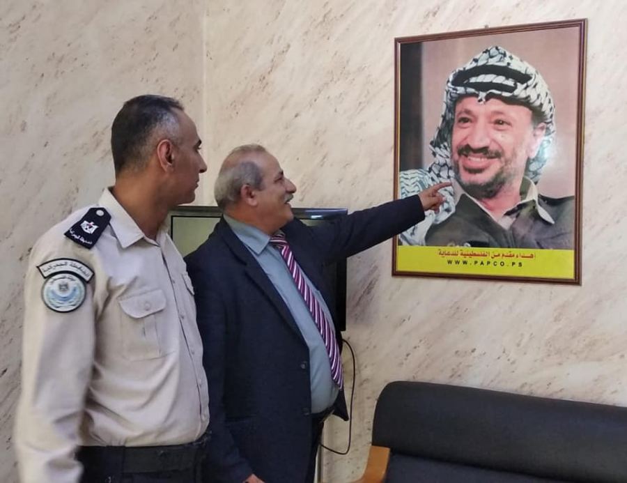 الشيوخي يزور جهاز الضابطة الجمركية بالخليل ويشيد بجهودها في حماية الأمن الصحي والغذائي لشعبنا