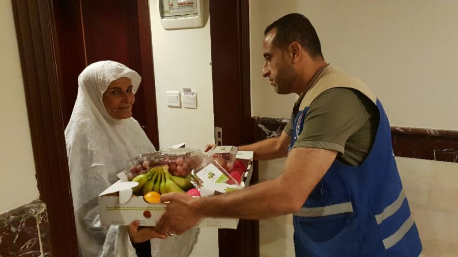 الأوقاف توزع وجبات طعام وفواكه وتمور على حجاج غزة