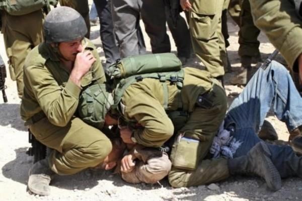 الاحتلال يهدم خيمة ويعتدي على مواطن بالضرب في مسافر يطا