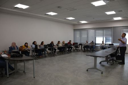 الجامعة العربية الامريكية تستضيف أستاذ النزاعات الدولية في معهد الدوحة للدراسات العليا وجامعة جورج تاون في محاضرة لطلبة الماجستير