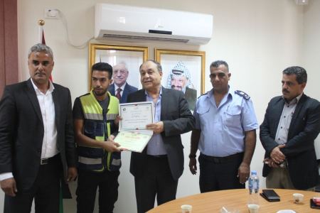 محافظ جنين يكرم طواقم دوريات السلامة على الطرق