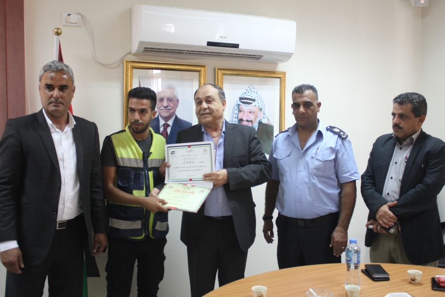 محافظ جنين يكرم طواقم دوريات السلامة على الطرق