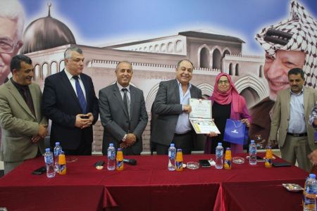  محافظ جنين اللواء إبراهيم رمضان يكرم عدد من أبناء الموظفين الناجحين في امتحان الثانوية العامة " الإنجاز " 2018