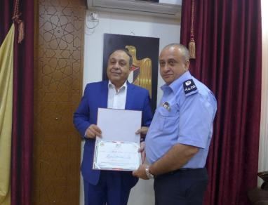 محافظ جنين يكرم الشرطة في جنين