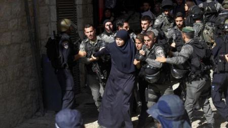 الاحتلال يعتقل فتاة أثناء خروجها من المسجد الأقصى