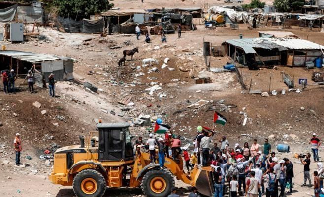 الاحتلال يحاصر الخان الاحمر والجرافات تعود للعمل في محيط القرية