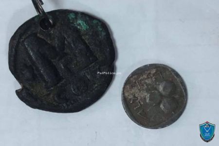 الشرطة تقبض على شخصين بحوزتهما ( 3 ) قطع معدنية اثرية في جنين