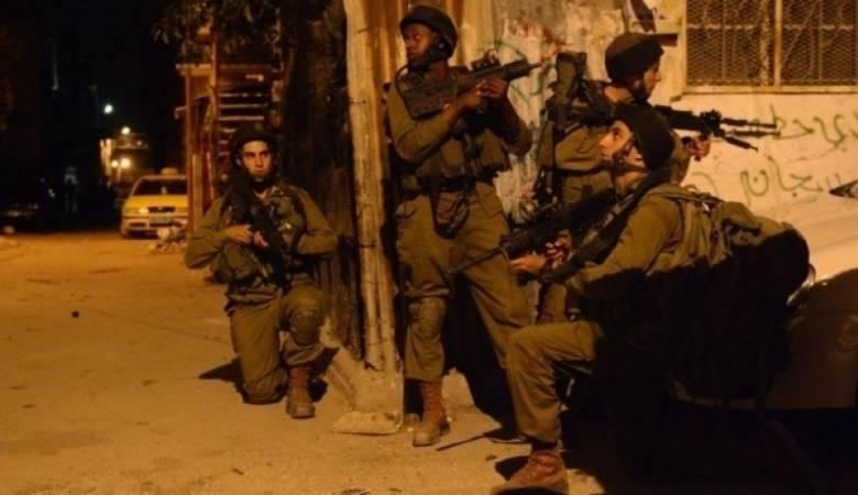 الاحتلال يعتقل 11 مواطناً ويصادر أسلحة
