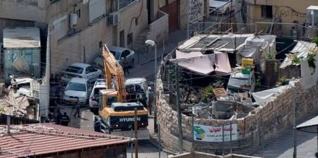 الاحتلال يهدم منشأة تجارية في سلوان بعد الاعتداء على اصحابها