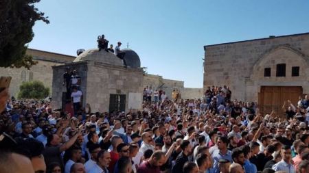 جيش الاحتلال يطلق قنابل الغاز ويعتدي على الاف المرابطين في الاقصى