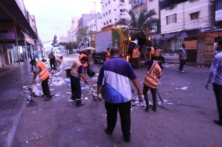  بلدية غزة تجمع وترحل 3900 طناً من النفايات خلال العيد