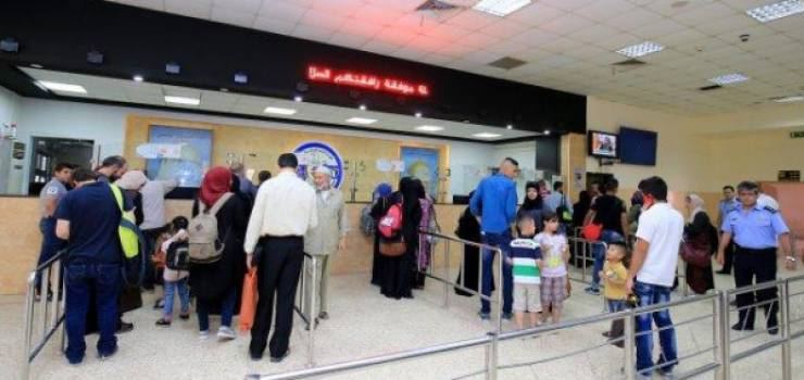 الاحتلال يعتقل مواطنة مريضة على معبر الكرامة