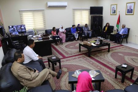  قلقيلية : المحافظ يلتقي وفدا من وزارة شؤون المراة