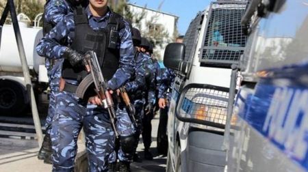 الشرطة وبإسناد الأمن الوطني تتلف ٧١ مركبة غير قانونية في الخليل