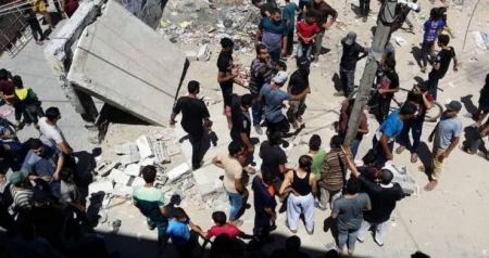 مصرع طفلة واصابات بانهيار منزل مدمر بغزة