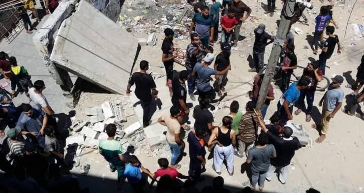 مصرع طفلة واصابات بانهيار منزل مدمر بغزة