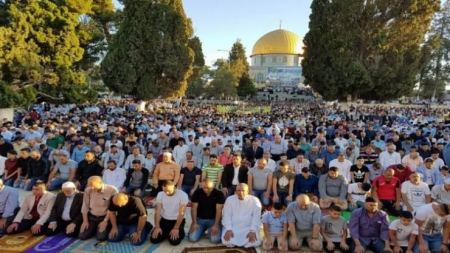  المواطنون أدو صلاة العيد في المساجد في غزة وفي الساحات العامة في الضفة