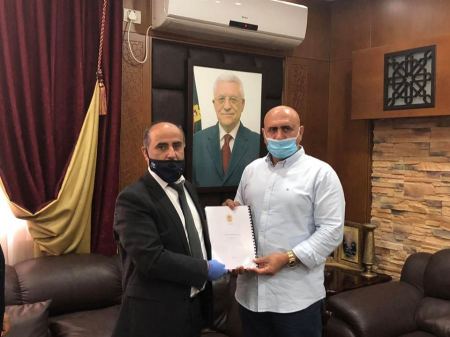  الرجوب يتسلم خطة تنمية العنقود الزراعي في محافظة جنين