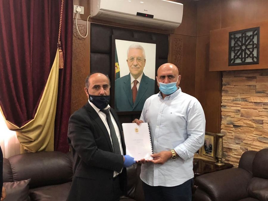 الرجوب يتسلم خطة تنمية العنقود الزراعي في محافظة جنين