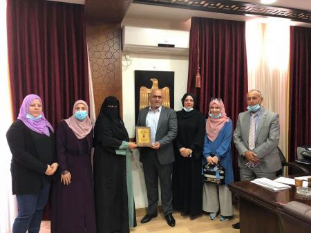 الرجوب يطلع على البرامج التنموية المجتمعية لأكاديمية كود المستقبل