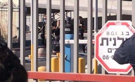  إصابة فلسطيني من ذوي الاعاقة برصاص الإحتلال على حاجز قلنديا