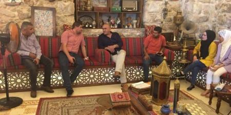  محافظ جنين يشيد بجهود الحثناوي لترسيخه جزء مهم من التاريخ الفلسطيني داخل”بيت زمان”