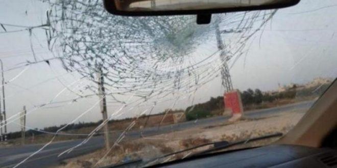 مستعمرون يرشقون مركبات المواطنين بالحجارة شمال شرق رام الله