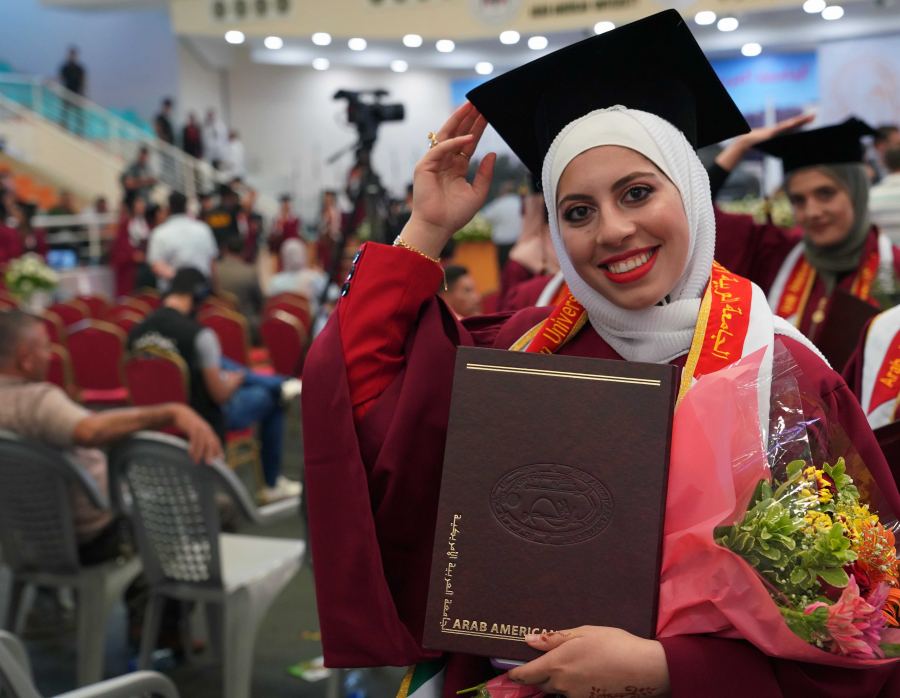 لليوم الثالث على التوالي وتحت رعاية رئيس دولة فلسطين الجامعة العربية الأمريكية تحتفل بتخريج فوجي السابع والثامن عشر من طلبة كليتيالعلوم الطبية المساندة والتمريض