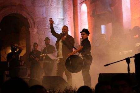 جمهور "مهرجان جرش" يتوج الفنان عيسى السقار سفيراً للأغنية الأردنية