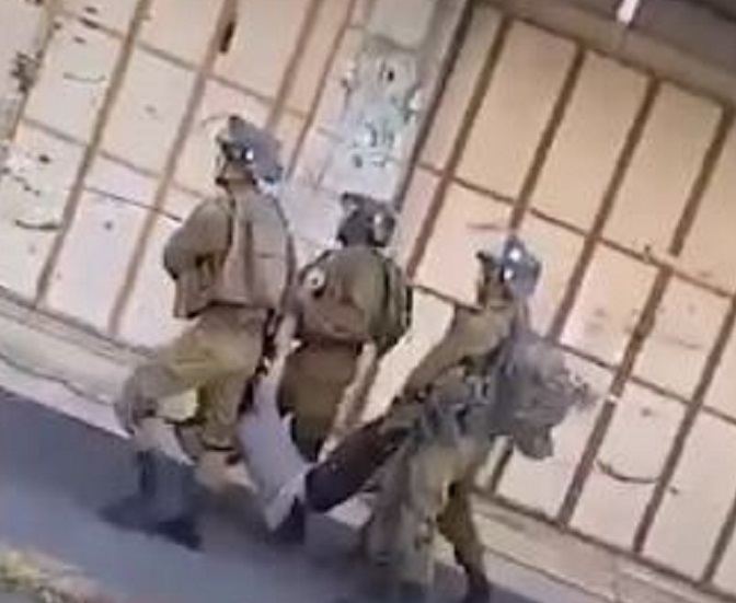 الاحتلال يصيب طفلا ويعتقله ويحتجز آخر وسط الخليل