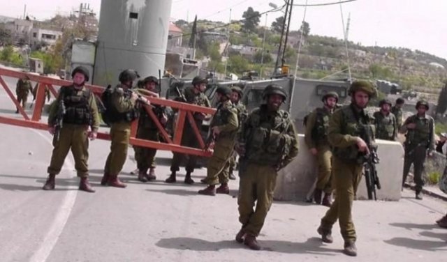 الاحتلال ينصب بوابتين حديدتين شرق عاطوف