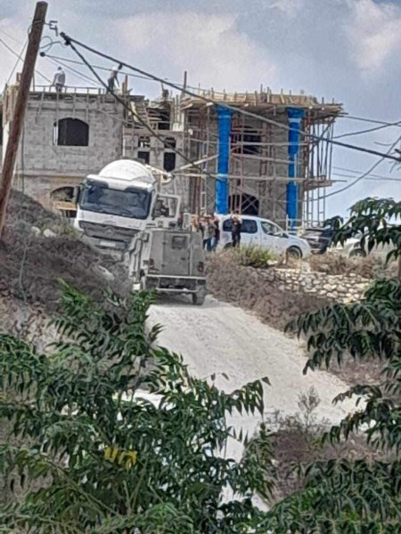 الاحتلال يستولي على مفاتيح "خلاط أسمنت" ويجبر صاحب ورشة بناء على وقف العمل في الفندقومية