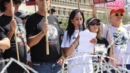 ويتكوف في ساحة الاسرى..عائلاتهم يطلبون وقف الجنون بغزة وإبرام صفقة تبادل