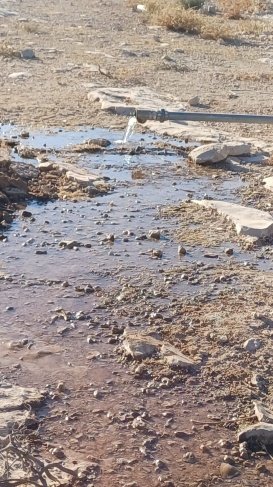 مستوطنون يقطعون المياه عن قرية ام الخير بمسافر يطا