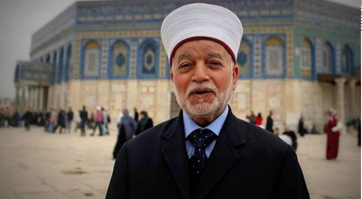 الاحتلال يصدر قرارا بإبعاد مفتي القدس 6 أشهر عن المسجد الأقصى المبارك