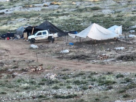 مستعمرون يقيمون بؤرة استعمارية جديدة ويوسعون عددا آخر في مسافر يطا جنوب الخليل