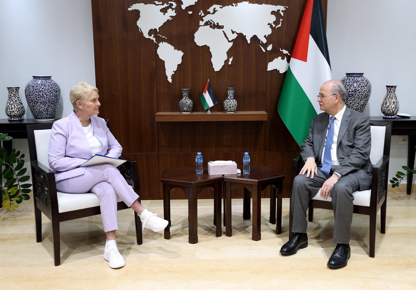 مصطفى يبحث مع المديرة التنفيذية لبرنامج الأغذية العالمي سبل تكثيف الإغاثة في قطاع غزة