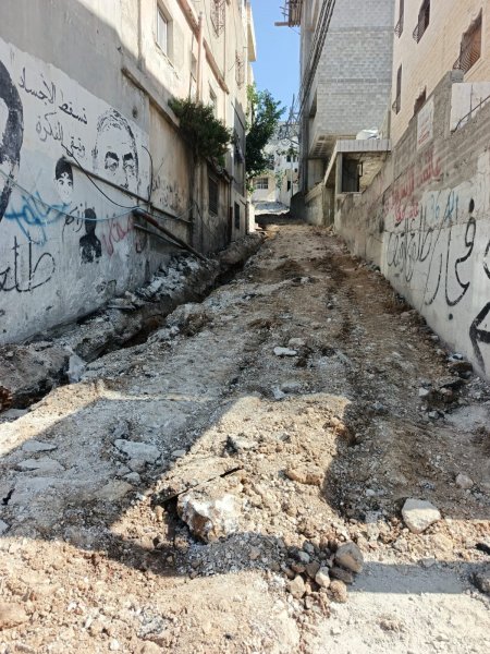 شؤون اللاجئين بالمنظمة تنفذ مشروع تعبيد طرق داخلية في مخيم العروب وإنشاء صالة رياضية لمخيم الفوار