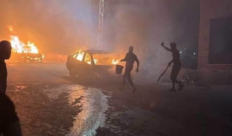 مستعمرون إرهابيون يحرقون ثلاث مركبات ويهاجمون منازل المواطنين ويدمرون شبكة الكهرباء جنوب نابلس