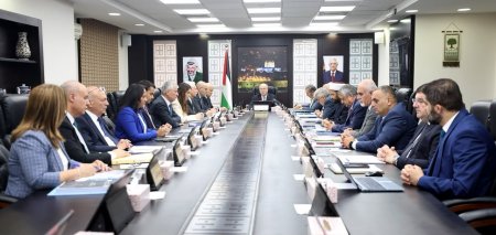 مصطفى: "أدوية الأمراض المزمنة أولوية".. موجها جهات الاختصاص بتسريع عمليات التوريد رغم الأزمة المالية الخانقة