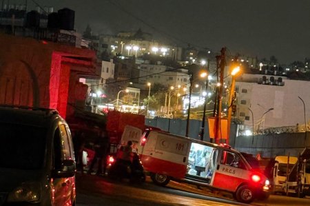 مستعمرون ارهابيون يحتجزون مواطنين في بيت امرين والاحتلال يمنع الإسعاف من الوصول إلى إصابات محتملة