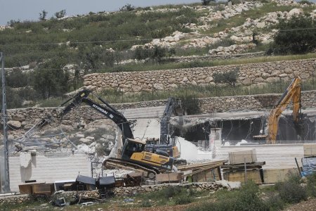 الاحتلال يهدم منزلا من طابقين في قرية قلنديا شمال القدس