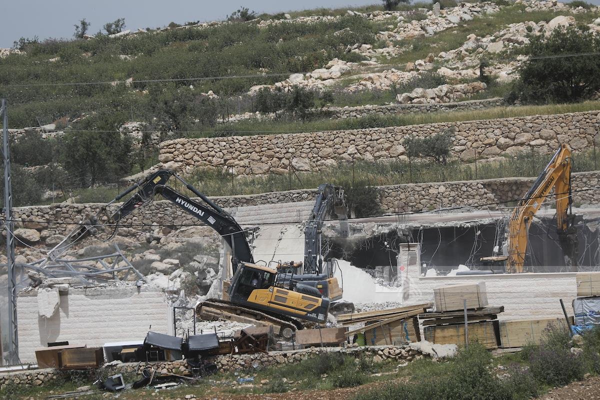 الاحتلال يهدم منزلا من طابقين في قرية قلنديا شمال القدس