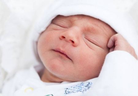 بسبب اضطرابات الأم طفل يولد من ثلاث أشخاص