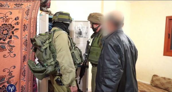 الكشف عن اعتقال 3 فلسطينيين في النقب بزعم تهريب 100 مركبة لحماس